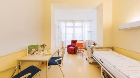 Patientenzimmer in der Geburtsklinik
