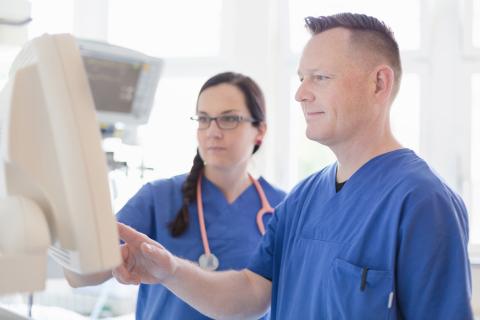 Einstellung des Überwachungsmonitors auf der Intensivstation in der Klinik für Intensivmedizin