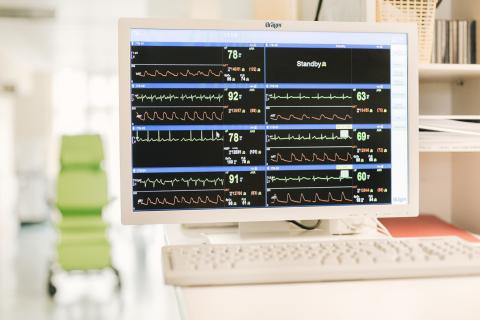Überwachungsmonitor auf der Intensivstation in der Klinik für Intensivmedizin