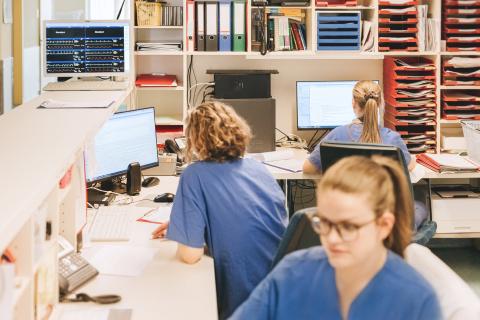 Der Tresen der Intensivstation in der Klinik für Intensivmedizin