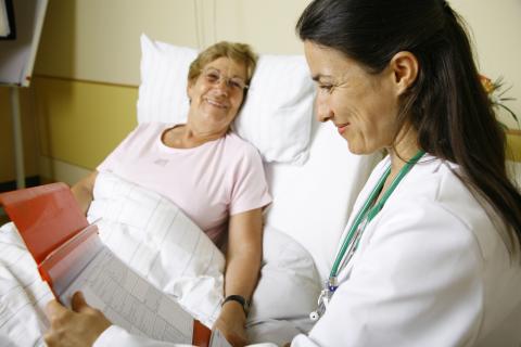 Eine Ärztin führt ein Patientengespräch