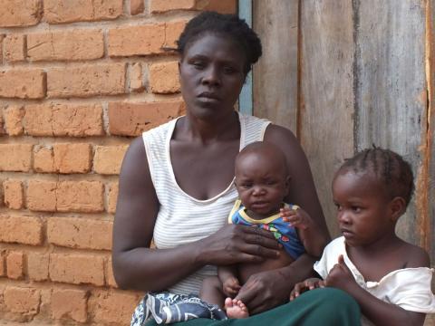 Health Centre Maganzo in Tansania, Frau mit Kindern