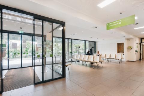 Zentralambulanz Krankenhaus St. Joseph-Stift, Blick in den Wartebereich