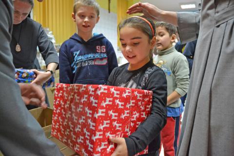 Weihnachten verschenken, Mädchen in einem polnischen Heim der Elisabethschwestern bekommt ihr Weihnachtsgeschenk