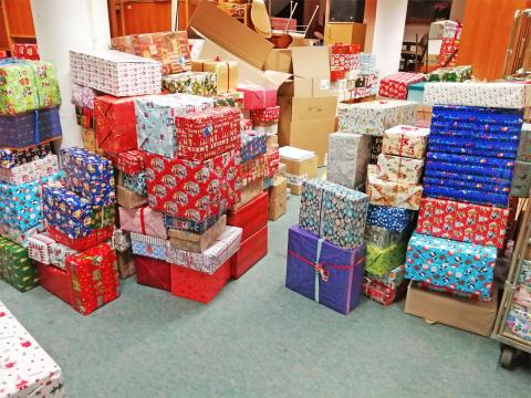 Weihnachten verschenken – Weihnachtsgeschenke. Viele gesammelte Weihnachtsgeschenke für die Kinder in Polen.