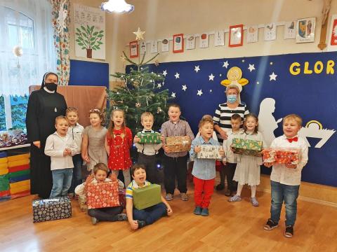 Weihnachten verschenken – Gruppenfoto in einem Heim der polnischen Elisabethschwestern.