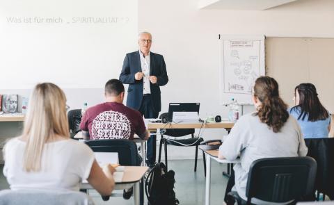 Akademie für Palliativmedizin und Hospizarbeit, Kurs für ein multiprofessionelles Team