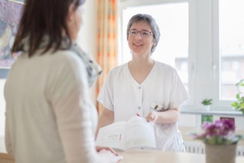 Brustschwester Astrid Oehme bei der Beratung einer Patientin