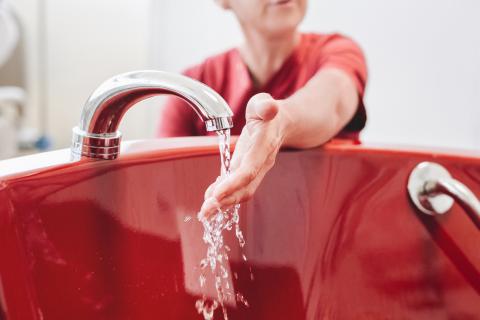 Eine Hebamme füllt Wasser in die Geburtswanne im neuen Kreißsaal für Wassergeburten.