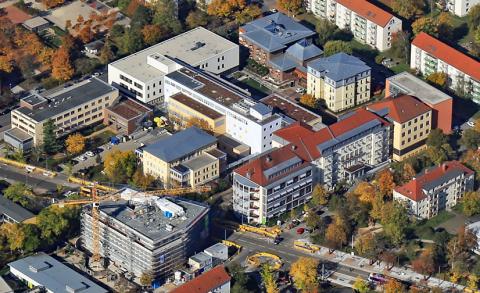 Luftaufnahme des St. Joseph-Stift mit dem Maria-Merkert-Haus im Bau aus dem Jahr 2020.