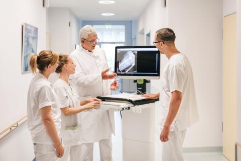 Orthopädische Klinik Visite Ärzte- und Pflege-Team