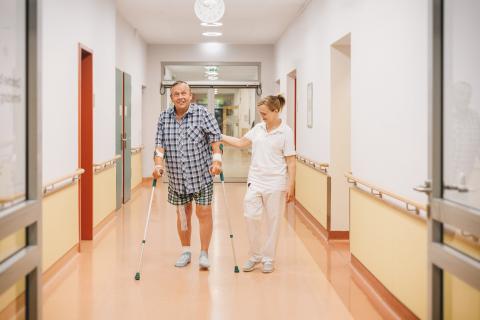 Orthopädische Klinik Physiotherapie: Gangtraining mit dem Patienten