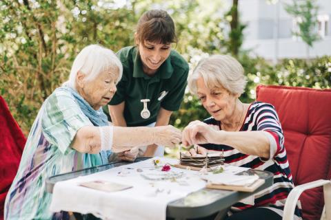 Palliativstation Ergotherapie Arbeit mit Trockenblumen