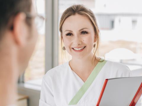 Pflege im Krankenhaus St. Joseph-Stift, Gespräch zweier Pfleger