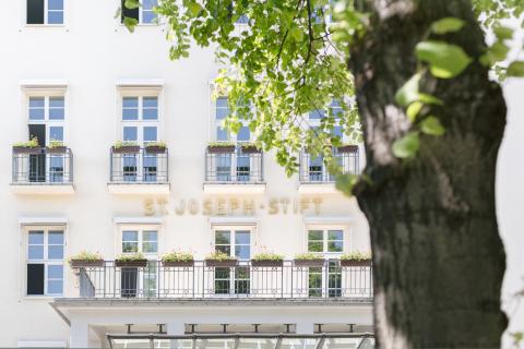Haupteingang Krankenhaus St. Joseph-Stift Dresden mit historischem Schriftzug.