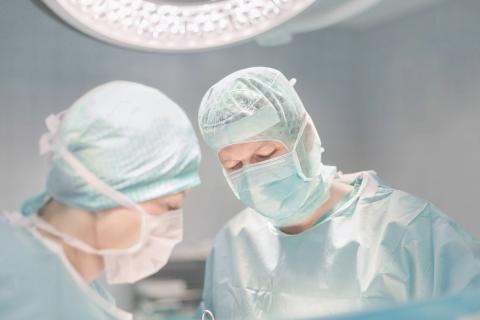 Blick in den OP-Zahl im Krankenhaus St. Joseph-Stift. Zwei operierende Ärzte konzentriert bei der Arbeit.