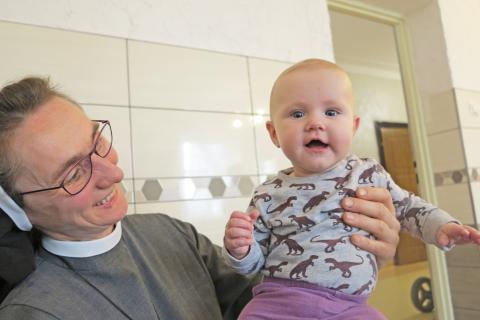 Aktion Weihnachten verschenken: Schwester Dolores mit einem kleinen Mädchen auf dem Arm in einem polnischen Heim der Elisabethschwestern.
