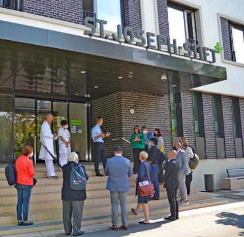 Eine Delegation Postgraduierter aus den USA besucht das St. Joseph-Stift