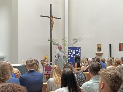 Ausbildungsende: Verabschiedung der Absolventen mit Andacht und Feierstunde.