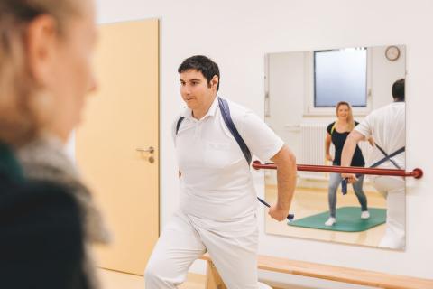Schmerztherapie: Bewegungsschulung und Mobilisierung des Körpers in der Gruppe