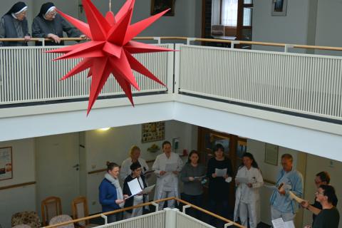 Weihnachtsgruß: Der Chor der Mitarbeiter des St. Joseph-Stift singt für Mitarbeiter, Ordensschwestern, Patienten und Angehörige.
