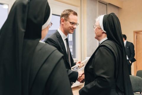 Glückwünsche von den Ordensschwestern im Rahmen der Feierstunde an Viktor Helmers, den neuen Geschäftsführer.