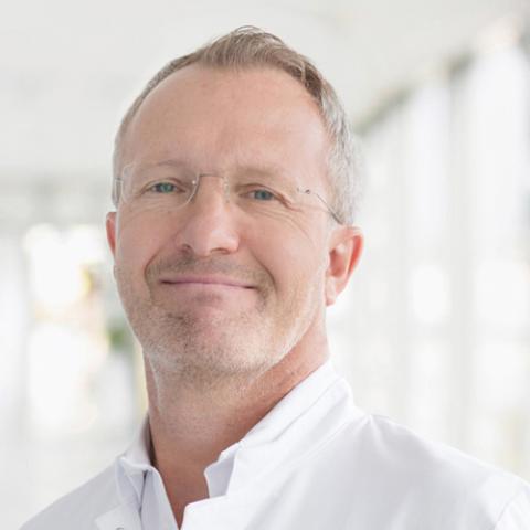 Portrait Dr. med. Rolf Ringelband, Oberarzt und Leiter Zentrum für Schilddrüsen- und Nebenschilddrüsenchirurgie
