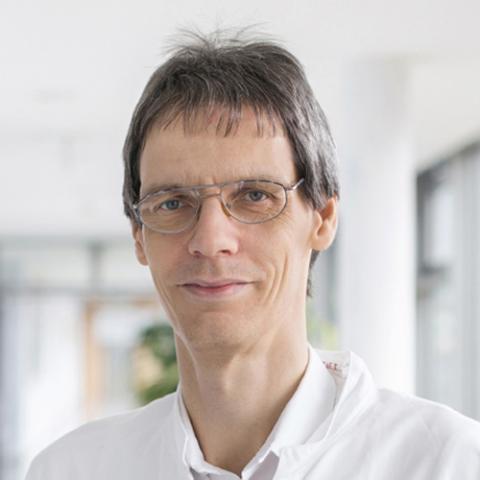 Portrait Dr. Matthias Hölzel, Oberarzt der Klinik für Innere Medizin