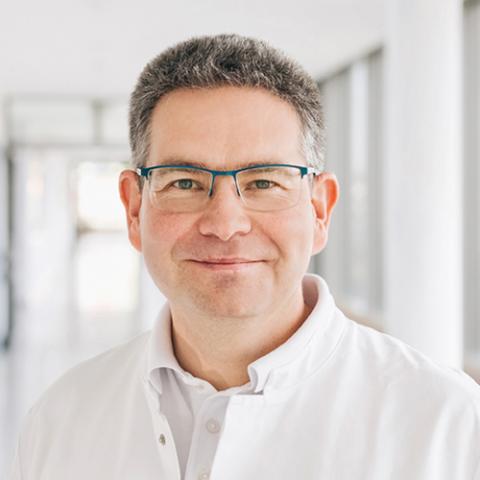 Portrait Dr. Gunnar Schwotzer, Oberarzt der Klinik für Innere Medizin und Leiter Notaufnahme