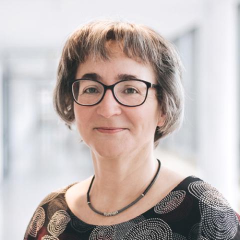 Portrait Beate Weiß, Verwaltungsdirektorin