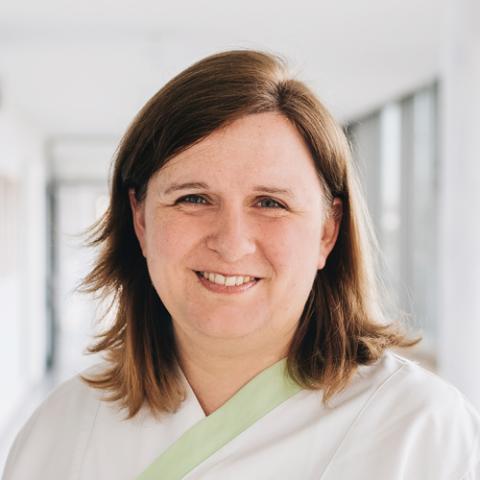 Portrait Yvonne Freund, Teamleitung Pflege, Chirurgie Station N1