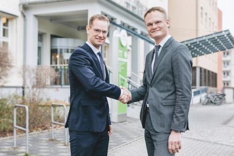 Vor dem Krankenhaus St. Joseph-Stift: Viktor Helmers (links), der neue Geschäftsführer, und Peter Pfeiffer (rechts) der bisherige Geschäftsführer, schütteln sich die Hände.