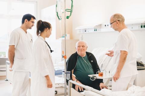 Innere Medizin: Patientengespräch mit Arzt und Pflege auf der Station der Inneren im St. Joseph-Stift.
