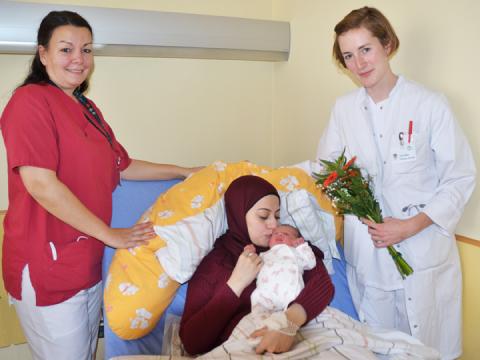 Gratulation vom Team der Geburtshilfe zum Neujahrsbaby im Krankenhaus St. Joseph-Stift 2023.