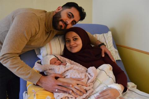 Neujahrsbaby: Willkommen! Die Eltern Sara und Ahmad mit ihrer Tochter Elsa im Krankenhaus St. Joseph-Stift am Neujahrstag.
