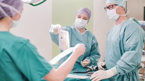 Vorbereitung einer OP im Ambulanten OP-Zentrum am Krankenhaus St. Joseph-Stift.