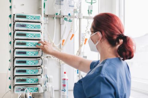 Auf der Intensivstation – Einblick in die Apparatemedizin neben einem Patientenbett.