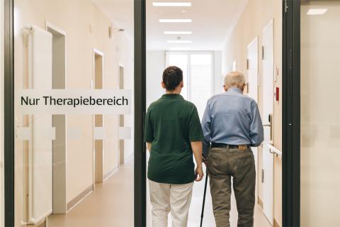 Therapeutin mit einem geriatrischen Patienten im Zentrum für Altersmedizin am St. Joseph-Stift.