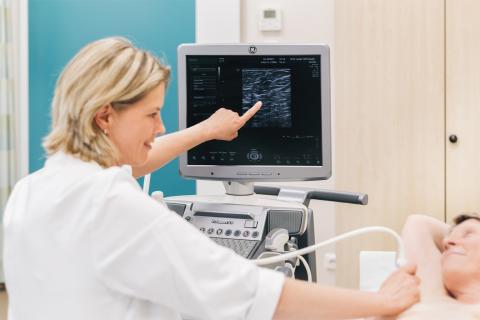 Ultraschalluntersuchung im Brustzentrum am Krankenhaus St. Joseph-Stift Dresden.