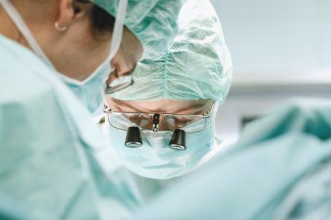 Schilddrüsenzentrum – Im OP mit Lupenbrille.