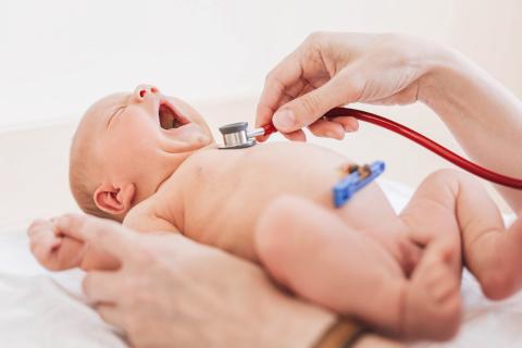 Geburtshilfe: Untersuchung eines Neugeborenen auf der Wochenstation im Krankenhaus St. Joseph-Stift Dresden.