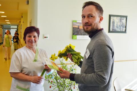 Seelsorger Manuel Henning überbringt Ostergrüße auf der Station Innere Medizin.
