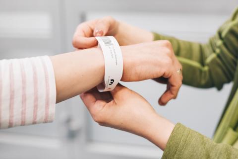 Anlegen eines Patienten-Identifikationsarmbands im Krankenhaus St. Joseph-Stift Dresden