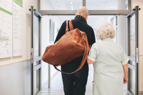 Ehrenamtliche Damen und Herren unterstützen die Patienten am St. Joseph-Stift – unterwegs im Krankenhaus.