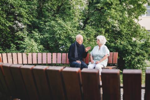 Ehrenamtliche Damen und Herren unterstützen die Patienten am St. Joseph-Stift – Gespräch im Garten.