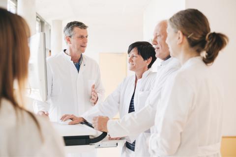 team-Besprechung auf der Station der Klinik für Gynäkologie am St. Joseph-Stift: Ärzte, Pflege, Therapeuten.