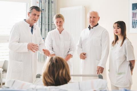 Visite am Patientenbett der gynäkologischen Station am St. Joseph-Stift.