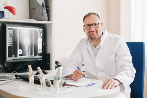 Dr. Markus Sensenschmidt am Schreibtisch 