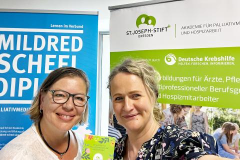 Katrin Winterkamp und Daniela Kuntzsch vertreten die Akademie für Palliativmedizin und Hospizarbeit am Stand auf dem Sächsischen Hospiz- und Palliativtag.
