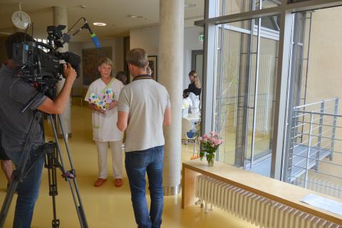 Ein Kamerateam des MDR begleitet die Aktion der Übergabe von Herzkissen an das Krankenhaus.